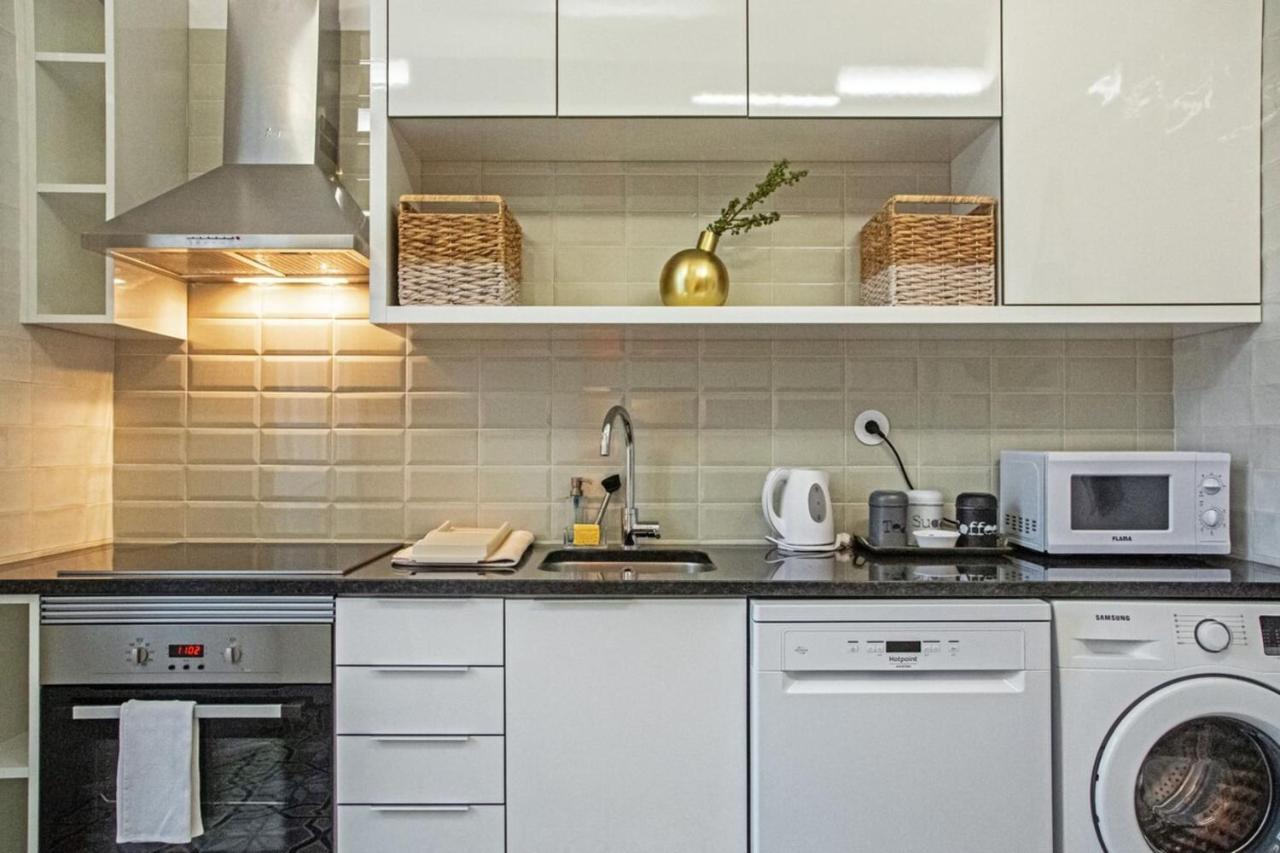 Colourful And Tasteful 2bedroom In Graca Appartamento Lisbona